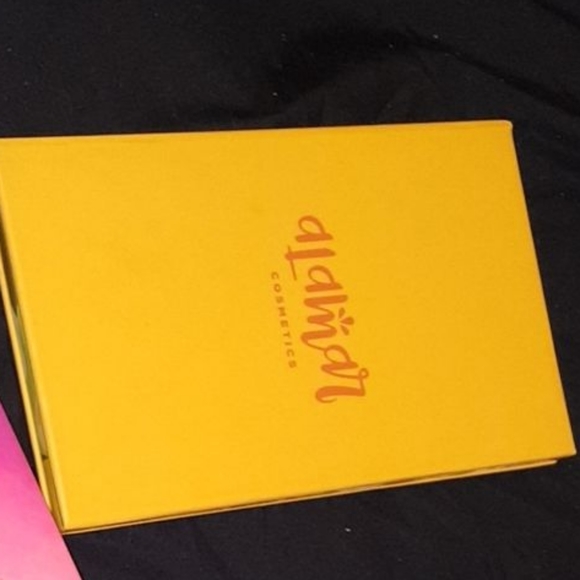 Reina Del Caribe Vol.1 Eyeshadow Palette - Picture 3 of 3